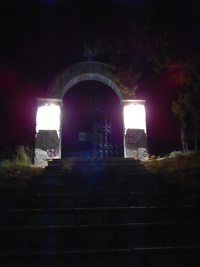 Вход в храм на берегу ночью